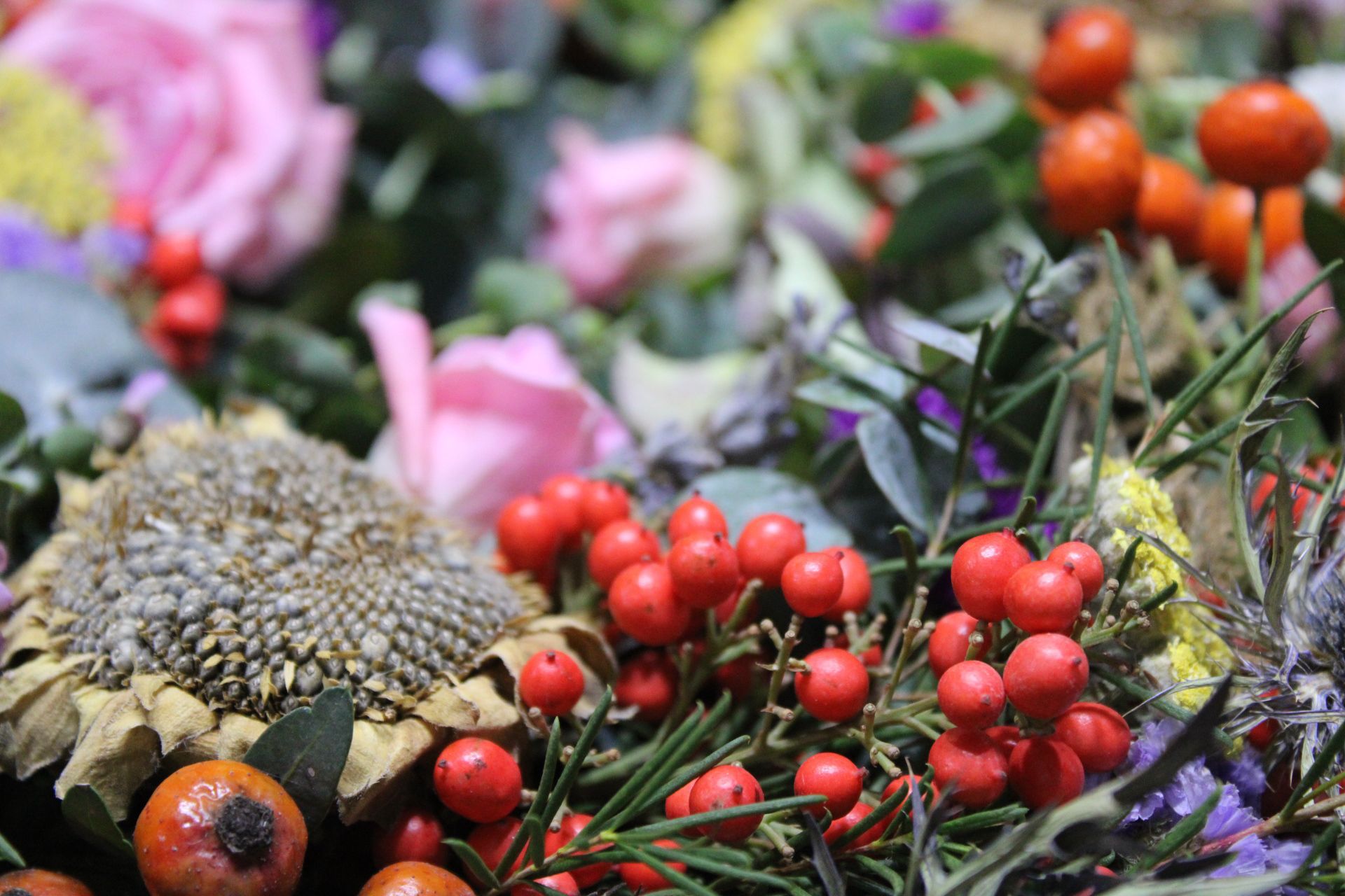 El COTSGR organiza un taller de adornos florales navideños para colegiados/as