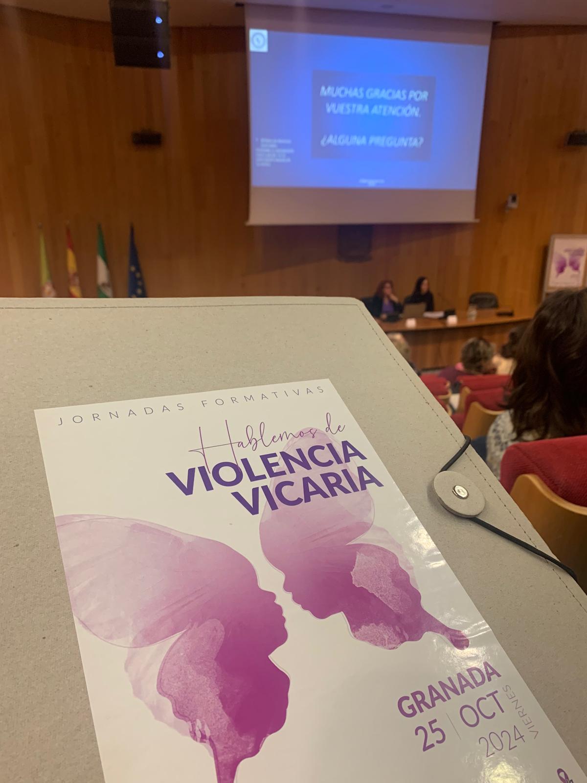 Asistimos a las jornadas formativas «Hablemos de Violencia Vicaria» organizadas por la Asociación de Psicología Feminista de Granada