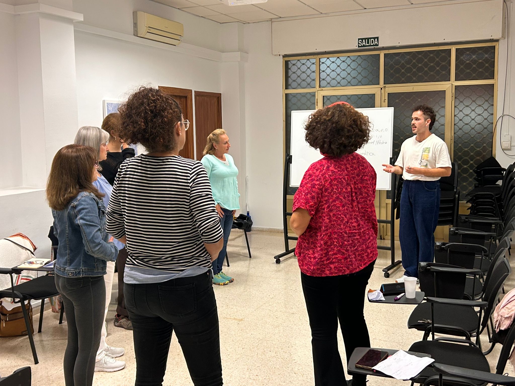 El Coro Social “Voces sin fronteras” da sus primeros pasos en el Colegio