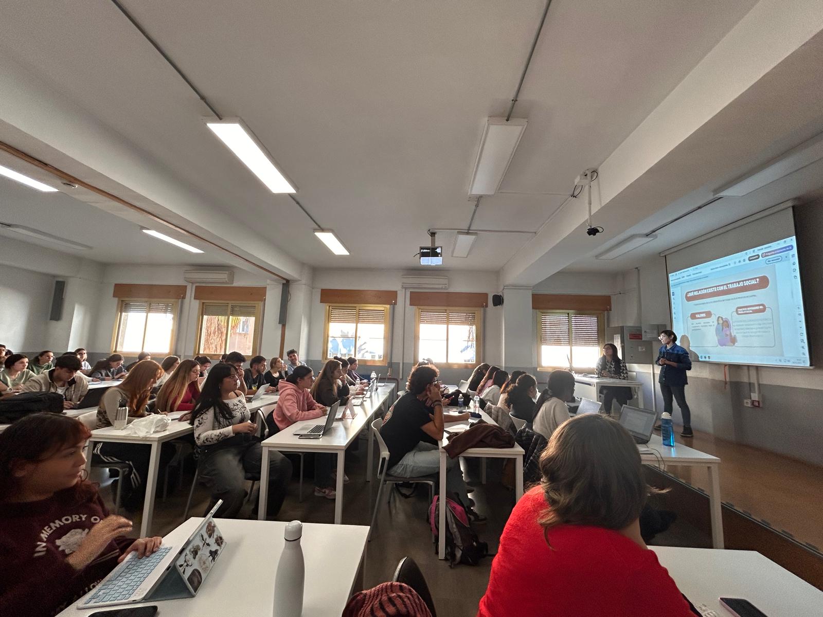 El Colegio participa en la clase de Fundamentos del Trabajo Social para orientar al alumnado de primero
